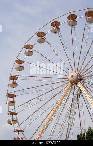 NIJMEGEN, Niederlande - 16 Juli 2013 Menschen genießen Sie die Festlichkeiten während der vier Tage Märschen in Nijmegen. Stockfoto