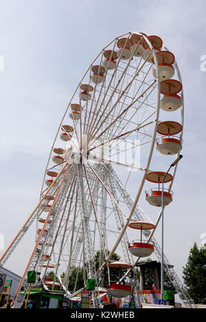 NIJMEGEN, Niederlande - 16 Juli 2013 Menschen genießen Sie die Festlichkeiten während der vier Tage Märschen in Nijmegen. Stockfoto