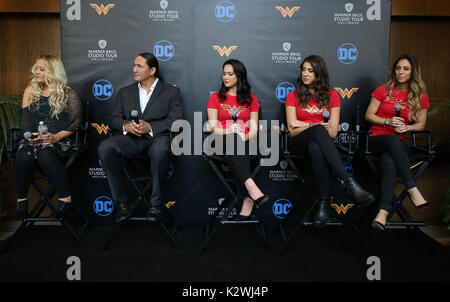 Warner Bros. Studio Tour Hollywood fügt Wonder Woman Ausstellung zu DC Universe: Die Ausstellung Mit: Lucy Davis, Eugene Brave Rock, Samantha Jo, Caitlin Dechelle, Mickey Facchinello Wo: Burbank, Kalifornien, USA Wann: 31 Aug 2017 Quelle: FayesVision/WENN.com Stockfoto