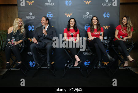 Warner Bros. Studio Tour Hollywood fügt Wonder Woman Ausstellung zu DC Universe: Die Ausstellung Mit: Lucy Davis, Eugene Brave Rock, Samantha Jo, Caitlin Dechelle, Mickey Facchinello Wo: Burbank, Kalifornien, USA Wann: 31 Aug 2017 Quelle: FayesVision/WENN.com Stockfoto