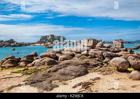 Frankreich, Bretagne, Côtes d'Armor, Cote De Granit Rose (rosa Granit Küste), Trégastel, Ansicht von Château de Costaérès, ein neo-mittelalterlichen Herrenhaus ho Stockfoto