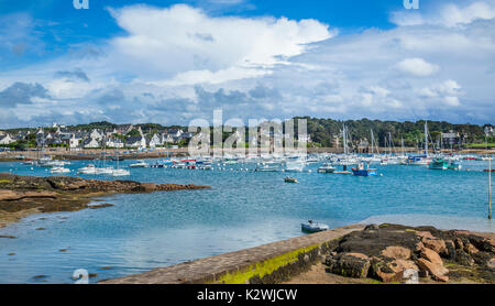 Frankreich, Bretagne, Côtes d'Armor, Cote De Granit Rose (rosa Granit Küste), Perros-Guirec, Blick auf den Hafen von Ploumanac'h Stockfoto