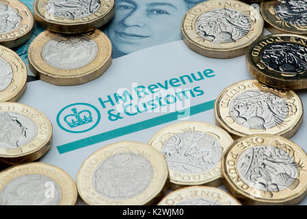 Eine HM Umsatz & Zoll Briefkopf durch neue £1 Münzen und einen € 5 Hinweis umgeben. Stockfoto