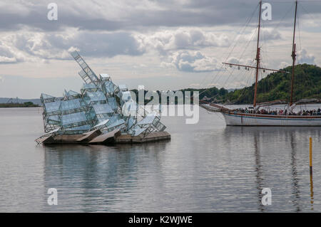 Sie liegt, eine Skulptur der Künstlerin Monica Bonvicini, schwimmend auf dem Wasser im Oslofjord außerhalb von Oslo Opera House. Stockfoto