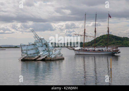 Sie liegt, eine Skulptur der Künstlerin Monica Bonvicini, schwimmend auf dem Wasser im Oslofjord außerhalb von Oslo Opera House. Stockfoto