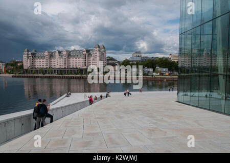 Die Außenseite des Opernhaus Oslo Oslo Havnelager im Hintergrund. Eröffnet 2008, Design von Architekten Snøhetta. Stockfoto