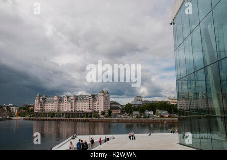 Die Außenseite des Opernhaus Oslo Oslo Havnelager im Hintergrund. Eröffnet 2008, Design von Architekten Snøhetta. Stockfoto