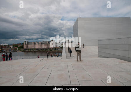 Die Außenseite des Opernhaus Oslo Oslo Havnelager im Hintergrund. Eröffnet 2008, Design von Architekten Snøhetta. Stockfoto