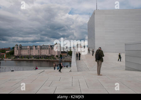 Die Außenseite des Opernhaus Oslo Oslo Havnelager im Hintergrund. Eröffnet 2008, Design von Architekten Snøhetta. Stockfoto