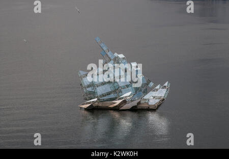 Sie liegt, eine Skulptur der Künstlerin Monica Bonvicini, schwimmend auf dem Wasser im Oslofjord außerhalb von Oslo Opera House. Stockfoto