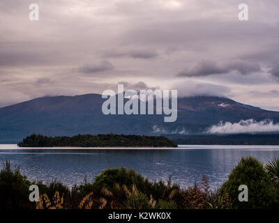 Motuopuhi Insel, See Rotoaira, Tongariro, Neuseeland. Mt Tongariro im Hintergrund. Stockfoto