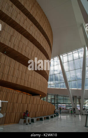 Das Foyer der Oper Oslo, der Heimat der Norwegischen Oper und Ballett. Eröffnet 2008, Design von Architekten Snøhetta. Stockfoto