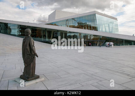 Die Außenseite des Osloer Oper und Plaza mit Statue von Norwegens berühmte Opernsängerin Kirsten Flagstad. Eröffnet 2008, Design von Architekten Snøhetta, Stockfoto