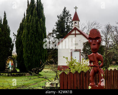 Geschnitzte vorfahren Statue vor der Kirche der Unbefleckten Empfängnis, Tokaanu Marae, Tokaanu, Lake Taupo, Neuseeland Stockfoto