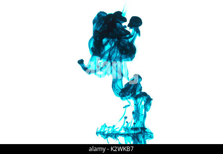 Blaue Farbe Tropfen in Wasser fotografiert in Bewegung. Wolke der blaue Tinte in Wasser auf weißem isoliert. Zusammenfassung Hintergrund. Stockfoto