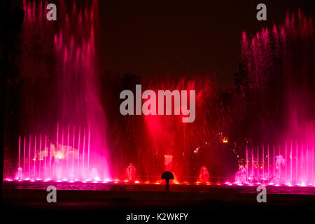 Lichtshow auf Fantasy Brunnen im Magic Water Circuit (weltweit größte Brunnen Komplex), Park der Reserve, Lima, Peru, Südamerika Stockfoto