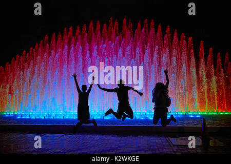 Touristen bei Rainbow Brunnen im Magic Water Circuit (weltweit größte Brunnen Komplex), Park der Reserve, Lima, Peru, Südamerika (MR) Stockfoto