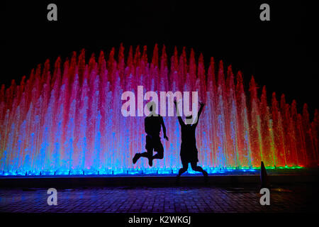 Touristen bei Rainbow Brunnen im Magic Water Circuit (weltweit größte Brunnen Komplex), Park der Reserve, Lima, Peru, Südamerika (MR) Stockfoto