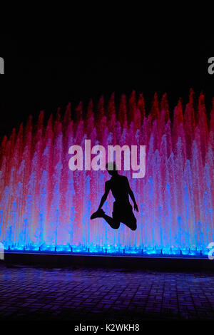 Touristen bei Rainbow Brunnen im Magic Water Circuit (weltweit größte Brunnen Komplex), Park der Reserve, Lima, Peru, Südamerika (MR) Stockfoto