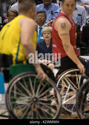 Der britische Premierminister, Theresa May Uhren ein Spiel von Rollstuhl Basketball zwischen Großbritannien und Australien während der Rollstuhl Basketball World Challenge Cup in Tokio heute am letzten Tag Ihrer dreitägigen Besuch in Japan Handel und Sicherheit zu erörtern. Stockfoto