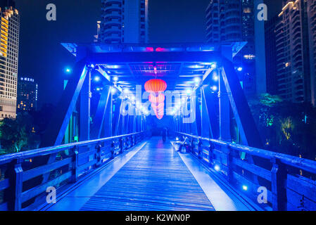 Alte chinesische Brücke ilkuminated Nachts mit Lampions, berühmten Hangzhou Stockfoto