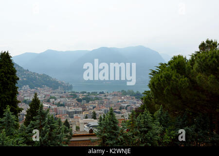 Blick auf Lugano, umgeben von Natur Stockfoto