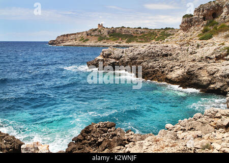 Porto Selvaggio bedeutet 'Wild Harbour" ist ein wilder Ort der Meer, Felsen, es ist Teil eines regionalen Naturparks in der Region Salento in Apulien in Italien Stockfoto
