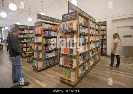 Kunden surfen die Regale an der kürzlich eröffneten Amazon Book Store auf W. 34th Street in Manhattan, eine seltene Amazon Brick & Mortar store. Stockfoto