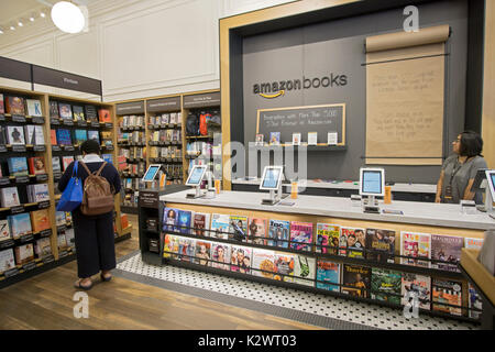 Die Kassierer bei der kürzlich eröffnete Amazon Book Store auf W. 34th Street in Manhattan, eine seltene Amazon Brick & Mortar store. Stockfoto