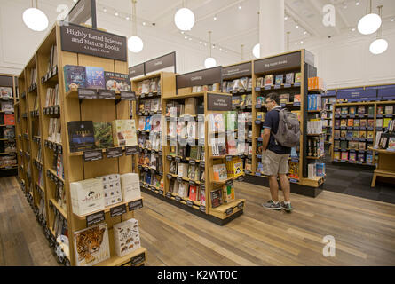 Ein Mann surfen das kürzlich eröffnete Amazon Book Store auf W. 34th Street in Manhattan, eine seltene Amazon Brick & Mortar store. Stockfoto