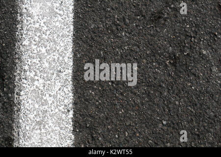Nahaufnahme der Fahrbahn mit weißer Farbe, vertikal. Stockfoto
