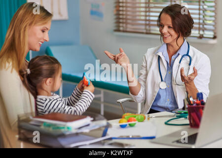 Frau Doktor gibt gute Tricks für gesundes Wohnen Stockfoto