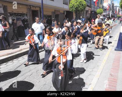 Leute spielen in den Straßen für das Fest auf der San Juan bei Otavalo in Äquator der 06/22/2017 Stockfoto