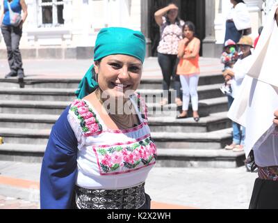 Leute spielen in den Straßen für das Fest auf der San Juan bei Otavalo in Äquator der 06/22/2017 Stockfoto