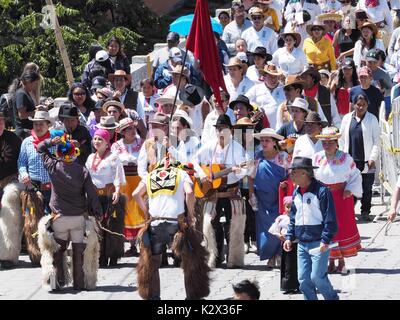 Leute spielen in den Straßen für das Fest auf der San Juan bei Otavalo in Äquator der 06/22/2017 Stockfoto