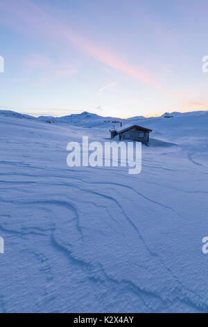 Isolierte Haus im Schnee, Rabac, Abisko, Norrbotten County, Gemeinde Kiruna, Lappland, Schweden Stockfoto