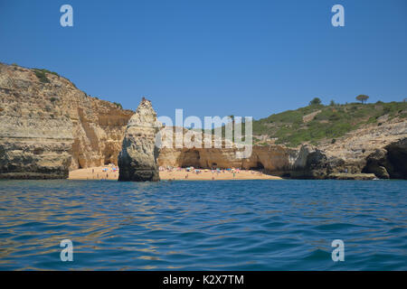 Praia do Carvalho aus eine Bootsfahrt. Lagoa, Algarve, Portugal Stockfoto