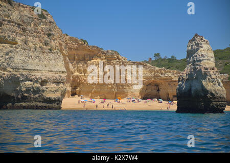Praia do Carvalho aus eine Bootsfahrt. Lagoa, Algarve, Portugal Stockfoto