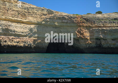 Cliff Landschaft von einem Boot in der Nähe von Carvoeiro, Algarve, Portugal. Reisen und Ferien Reiseziele Stockfoto