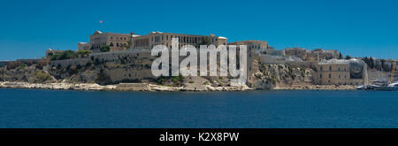 Conference Centre Villa Bighi, Triq Marina, Il-Kalkara, Malta - vom Grand Harbour, Valetta, Malta gesehen Stockfoto