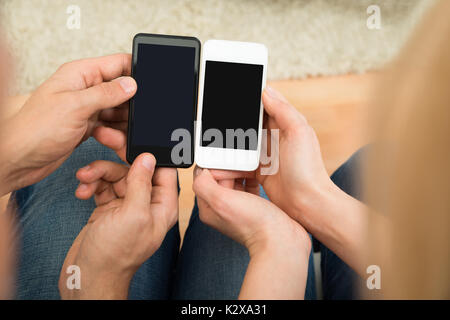 Hohe Betrachtungswinkel von zwei Menschen mit Handys Stockfoto