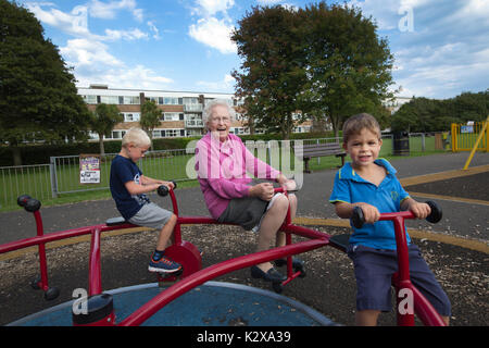 Großmutter Spaß mit ihren Enkelkindern zu einem Freizeitpark im Südwesten von England, Vereinigtes Königreich Stockfoto