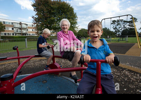 Großmutter Spaß mit ihren Enkelkindern zu einem Freizeitpark im Südwesten von England, Vereinigtes Königreich Stockfoto