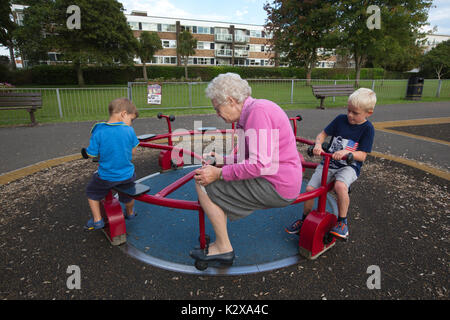 Großmutter Spaß mit ihren Enkelkindern zu einem Freizeitpark im Südwesten von England, Vereinigtes Königreich Stockfoto