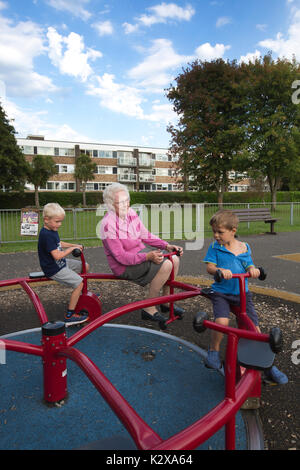 Großmutter Spaß mit ihren Enkelkindern zu einem Freizeitpark im Südwesten von England, Vereinigtes Königreich Stockfoto