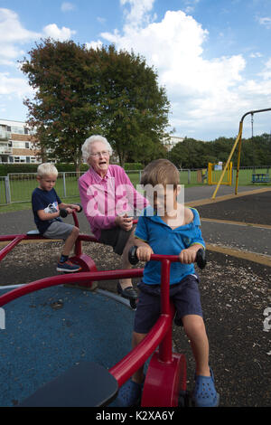 Großmutter Spaß mit ihren Enkelkindern zu einem Freizeitpark im Südwesten von England, Vereinigtes Königreich Stockfoto