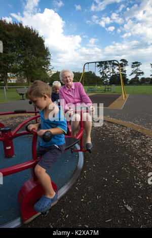 Großmutter Spaß mit ihren Enkelkindern zu einem Freizeitpark im Südwesten von England, Vereinigtes Königreich Stockfoto