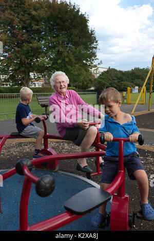 Großmutter Spaß mit ihren Enkelkindern zu einem Freizeitpark im Südwesten von England, Vereinigtes Königreich Stockfoto