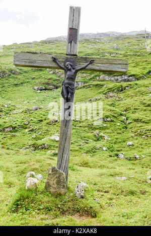 Kruzifix am Pass von Klausen auf die Schweizer Alpen. Stockfoto