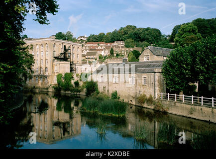 Fluss Avon in Bradford on Avon in Wiltshire, England, in Großbritannien im Vereinigten Königreich Großbritannien Europa. Landschaft städtische Szene Englisch British Travel Stockfoto